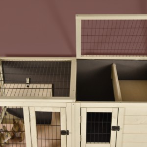 Über das aufklappbare Dach gelangen Sie leicht zum Stauraum des Kaninchenkäfigs Bobby.