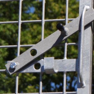 Der verzinkte Zwinger ist ein perfekter Platz für Ihre Welpen