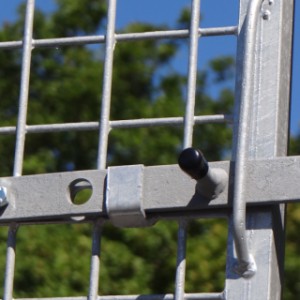 Der Welpenauslauf ist mit einem stabilen Riegel ausgestattet