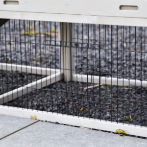 Das Gitterpaneel unter dem Nachthaus des Prestige Medium verfügt über eine kleine Tür.