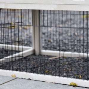 Das Gitterpaneel unter dem Nachtstall des Prestige Medium hat eine kleine Tür.