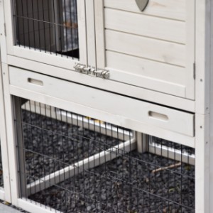 Das Nachthaus des Prestige Medium ist mit einer praktischen Kunststoff-Schublade ausgestattet.