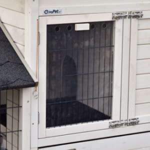 Die Gittertür des Nachthauses des Prestige Medium ist mit Plexiglas ausgestattet.