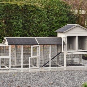 Der Prestige Medium mit doppeltem Auslauf in Hellgrau verfügt über viele Türen und Klappen für eine einfache Reinigung.