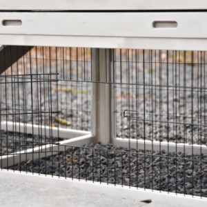 Das Gitterpaneel unter dem Nachthaus des Prestige Medium verfügt über eine kleine Tür.