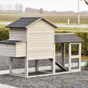 Werfen Sie einen Blick auf die Rückseite des Prestige Medium mit Auslauf und Legenest.