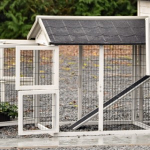 Der Anbau-Auslauf Space Medium Hellgrau verfügt über praktische Türen.