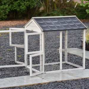 Der Zwischen-Auslauf Space Medium Hellgrau verfügt über große Türen für eine einfache Handhabung.