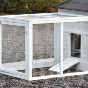 Werfen Sie einen Blick auf die Rückseite des Anbau-Auslaufs Ambiance Large mit Gitterdach