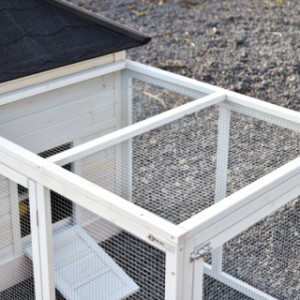 Das Dach des Anbau-Auslaufs Ambiance Large ist mit Drahtgeflecht versehen