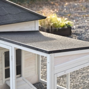 Das Dach des Anbau-Auslaufs Ambiance Large ist mit Dachpappe versehen