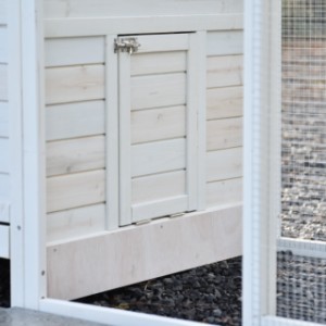 Die Tür des Nachthokks von Ambiance Large dient gleichzeitig als Rampe