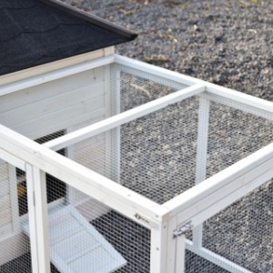 Das Dach des Anbauauslaufs ist mit Drahtgeflecht versehen