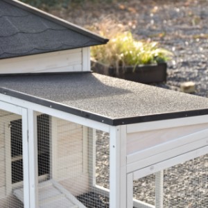 Das Dach des Anbauauslaufs ist mit Dachpappe versehen