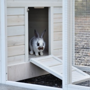 Die Tür des Nachthokks von Ambiance Large dient gleichzeitig als Rampe