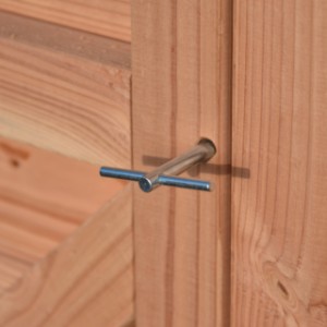 Die Tür kann mit dem mitgelieferten T-Schlüssel geöffnet werden.