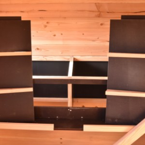 Da Dachplatte und Bodenplatte herausnehmbar sind, ist die Reinigung sehr einfach