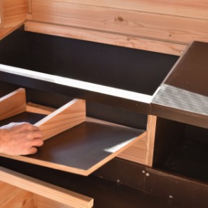 Die Bodenplatte des Legenests ist vollständig herausnehmbar.