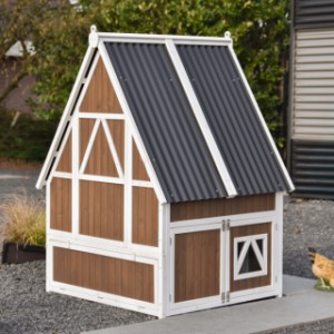 Werfen Sie einen Blick auf die Rückseite des Hühnerstalls Pip