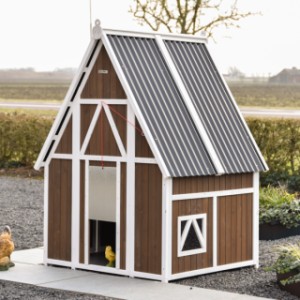 Hühnerstall Pip im Boerderijstil mit hohem Satteldach und einer charakteristischen, ländlichen Ausstrahlung