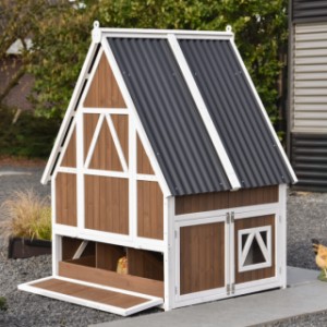 An der Rückseite des Hühnerstalls Pip befindet sich eine praktische Klappe, mit der Sie die Eier aus dem Legenest einfach entnehmen können