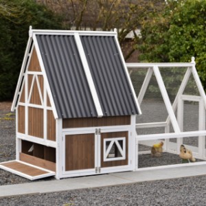 An der Rückseite des Hühnerstalls Pip befindet sich eine praktische Klappe, mit der Sie die Eier aus dem Legenest einfach entnehmen können