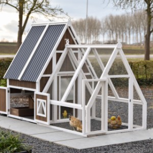 Hühnerstall Pip mit Auslauf hat 2 nach außen öffnende Türen