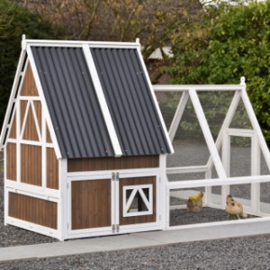 Werfen Sie einen Blick auf die Rückseite des Hühnerstalls Pip mit Auslauf