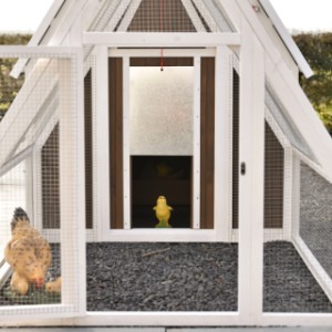 Die Aluminiumklappe lässt sich mit einem Seil einfach öffnen und schließen