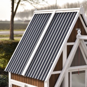 Das Dach des Hühnerstalls Pip ist aus Kunststoff-Wellplatten gefertigt