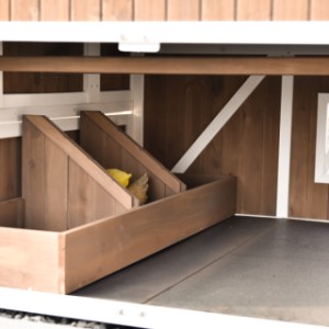 Die Innenseite des Hühnerstalls Pip ist mit einem großen Legenest ausgestattet, das in 3 Fächer unterteilt ist