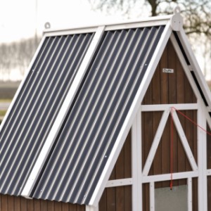 Das Dach von Kaninchenstall Pip besteht aus Kunststoff-Wellplatten