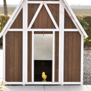 Die Aluminiumklappe lässt sich mit einem Seil einfach öffnen und schließen