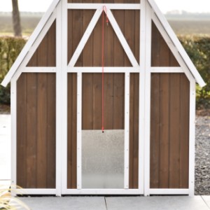 Die Aluminiumklappe lässt sich mit einem Seil einfach öffnen und schließen