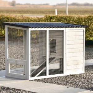 Schauen Sie sich die Rückseite des Kaninchenstalls Noah an