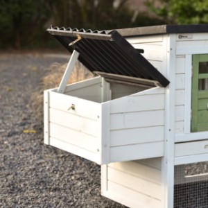 Das Dach des Legenests bleibt dank der Klappleiste leicht offen stehen