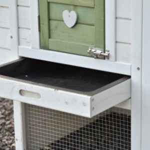 Noah hat eine Kunststoff-Schublade zum Herausziehen