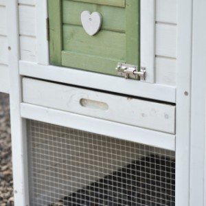 Noah hat eine Kunststoff-Schublade zum Herausziehen