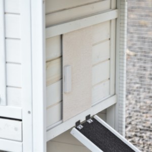 Die Tür des Schlafbereichs kann nach links und nach rechts geschoben werden