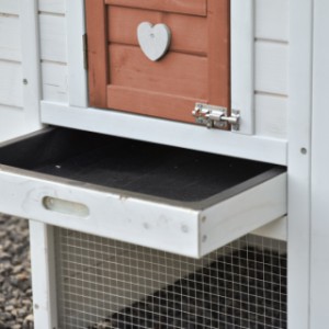 Noah hat eine Kunststoff-Schublade zum Herausziehen