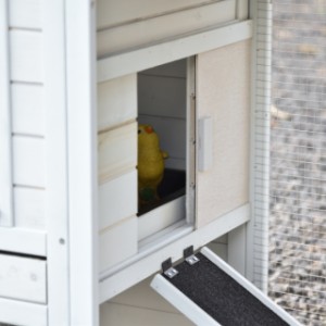 Die Tür des Schlafbereichs kann nach links und nach rechts geschoben werden