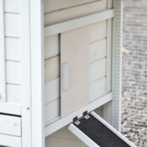 Die Tür des Schlafbereichs kann nach links und nach rechts geschoben werden