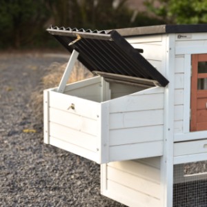 Das Dach des Legenests bleibt dank der Klappleiste leicht offen stehen