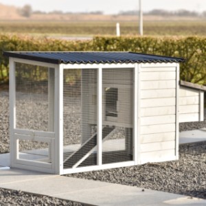 Schauen Sie sich die Rückseite des Kaninchenstalls Noah an