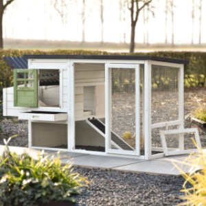 Der Kaninchenstall Noah hat praktische Türen und Klappen