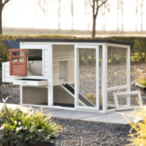 Der Kaninchenstall Noah hat praktische Türen und Klappen