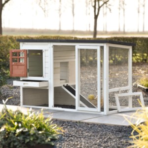 Der Kaninchenstall Noah hat praktische Türen und Klappen