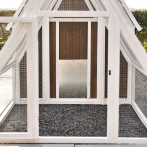 Die Aluminiumklappe lässt sich mit einem Seil einfach öffnen und schließen