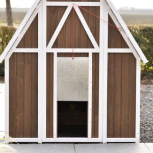 Die Aluminiumklappe lässt sich mit einem Seil einfach öffnen und schließen