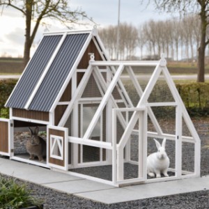 Kaninchenstall Pip hat praktische Türen für eine einfache Pflege